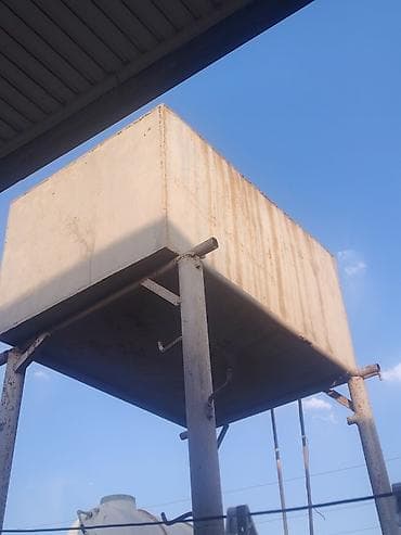 Dəmir su çəni və metal dayaqlı platforma - Üst hissə: kub formalı