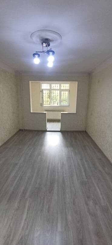 binə mərkəzdə evlər: Mənzilin təsviri - Plan: geniş zal, ayrıca yataq otağı, dəhliz və — 4