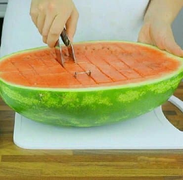 kartof kesen: Qarpız kəsən . Kəsilmiş dilimləri həmən “kəsən”lə götürüb qablara — 4