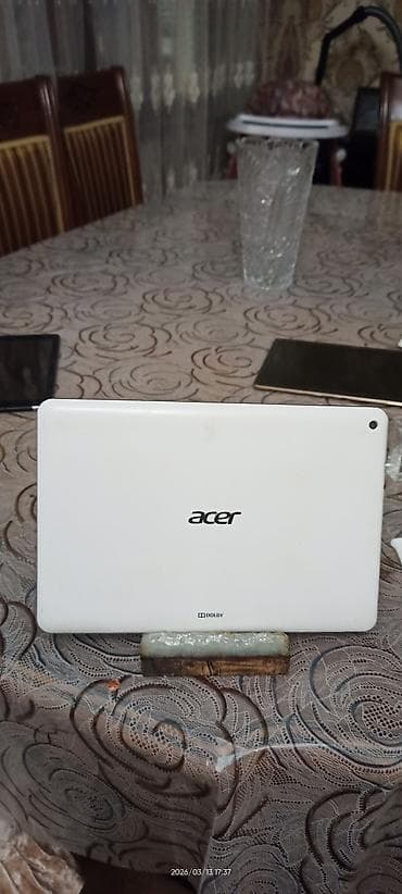 ipad 8: Apple iPad və Samsung Galaxy Tab planşetləri 1) Apple iPad (ağ ön — 8