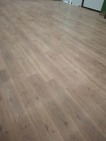 Rezin döşəmə örtüyü: Laminat döşəmə – təbii ağac fakturalı, qəhvəyi/boz tonlarda taxta — 1