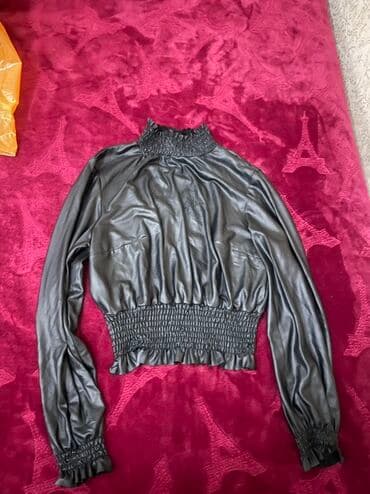 Qara rəngli qadın bluzu – eko dərini xatırladan parıltılı material. -