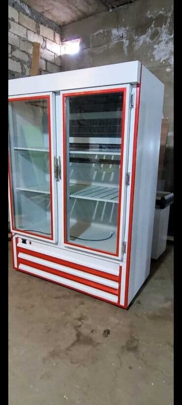İki şüşə qapısı olan soyuducu vitrin. İçərisində məhsulları saxlamaq