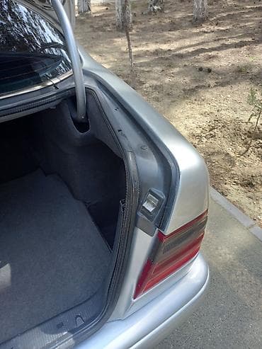 Mercedes-Benz E-Class: 2 l | 1997 il Sedan — 9