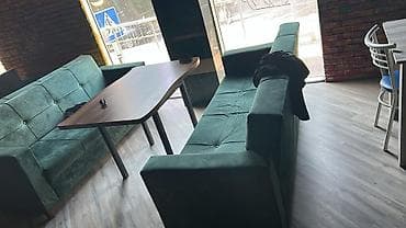 divan restoran: Divan – yaşıl rəngdə, 2 metrlik, yumşaq parça üzlü, yüksək arxalı və — 1
