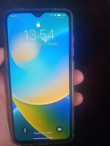 Smartfon – damla formalı ön kamera çıxıntısı olan tam ekranlı model