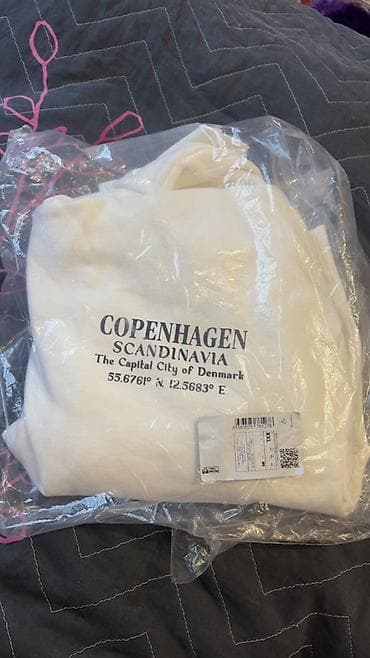 adidas paltar: Ağ rəngli kapüşonlu svitşört (hoodie) Üzərində “Copenhagen – — 2