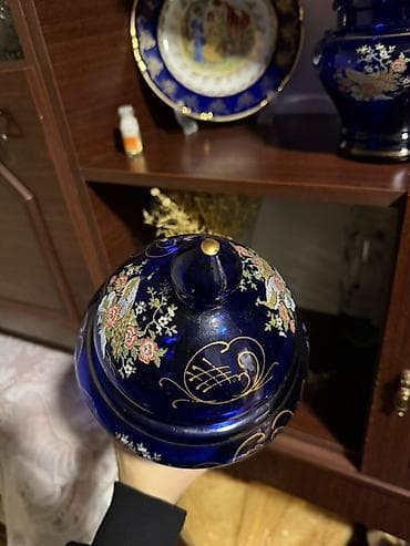 konfet qabi: Məhsul: Kobalt-mavi şüşə qablar (2 ədəd), qapaqlı Təsvir: - Dərin — 2