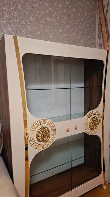 Şüşəli vitrin şkaf - Dizayn: klassik və modern üslubun vəhdəti