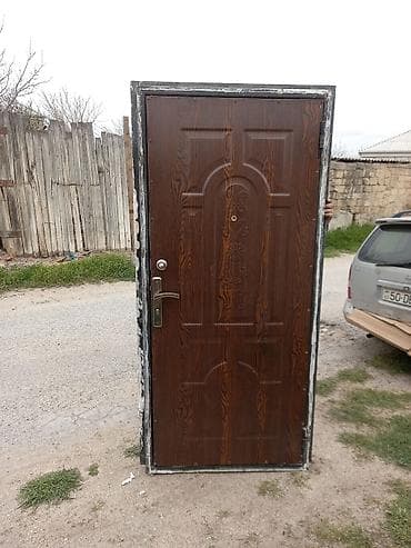 ev qapsı: Metall giriş qapısı – ikitərəfli dekorlu model içəri sola açılır - — 2