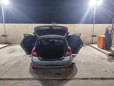 changan uni k: Model: Kia Ceed (5 qapılı hetçbek) Kuzov rəngi: boz/metallik Güzgülər — 2