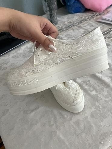 bakı saat: 35 azn alınıb 20 azn satılır geynilməyib böyük razmer (38) olduğu — 5