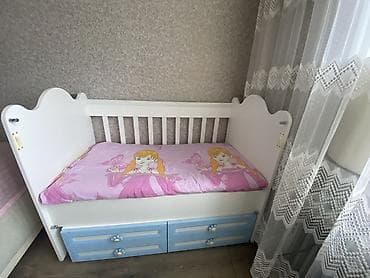 Uşaq beşiyi – ağ rəngdə, klassik naxışlı yan lövhələr və arxa hissədə