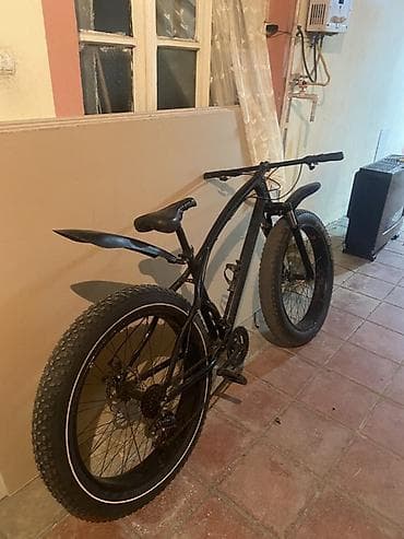 islenmis velosiped satilir: Fatbike tipli dağ velosipedi - Rəng: qara, aerodinamik, qövsvari — 2