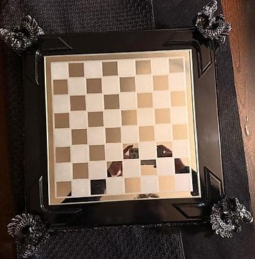 Əl işi şahmat taxtası və fiqurlar dəsti - Dizayn: Qara laklı korpus