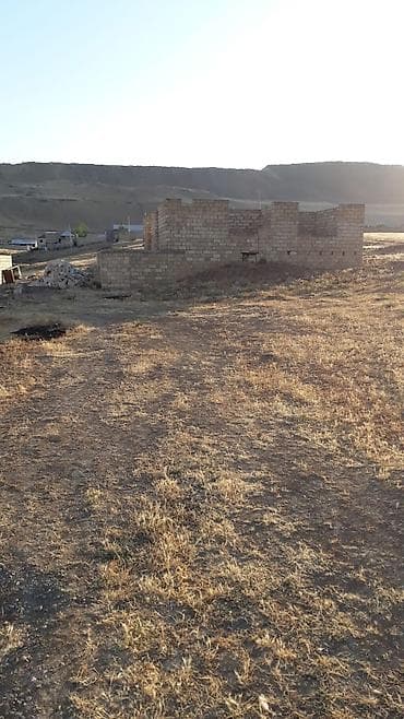 samaxi ev satisi: Qobu qesebesınde yola yaxın torpagın Çıxarısı var 3sot torpaq — 3
