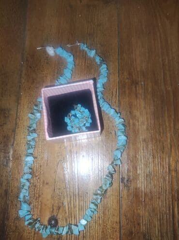 islenmis qizil sirqalar: Qədimi daşlar.Təcili təmiz firuzə daşı qədimi60 yaşı var.Cox incə — 1