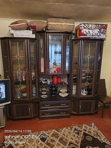 metbex mebelleri ve qiymetleri: Qonaq otağı üçün vitrinalı divan-stenka - Klassik üslubda, tünd — 2