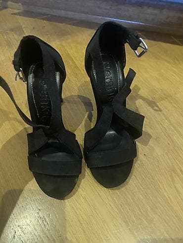 eclat mon: Bershka qadın ayaqqabısı – qara rəngli, zərif yüksək dabanlı sandal — 3