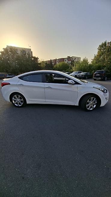 ford focus hatchback: Hyundai Elantra sedan – ağ rəng, 4 qapı, AZ dövlət nömrə nişanı ilə — 2