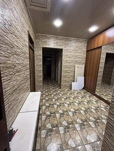 qazaxda ev: Şəhər daxili dar küçədə yerləşən həyət evi. Xüsusiyyətlər: - — 7