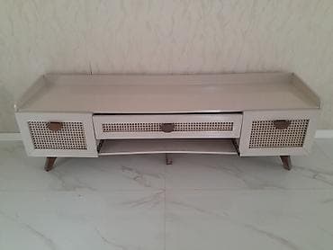 Düz TV altlığı, Polkalı, Laminat