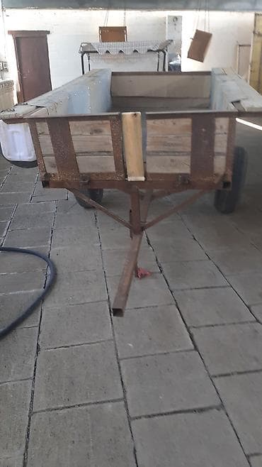 Bu, əsasən metal çərçivədən və taxta yan divarlardan ibarət qoşqudur