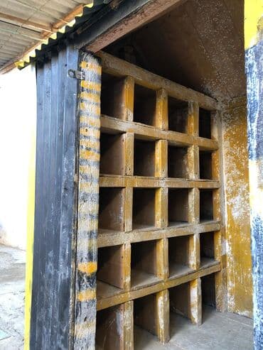 Taxta hüceyrəli rəf sistemi - Material: qalın taxta/kontrplak