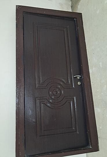 qapı setkaları: Dəmir giriş qapısı – qəhvəyi rəng, klassik relyef naxışlı panel — 2