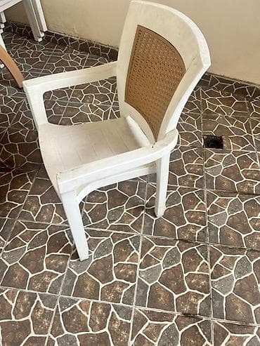 Plastik kreslo – ağ rəngdə, arxalığında qəhvəyi toxuma naxışlı panel