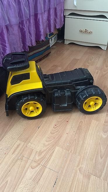 oyuncaqlari: Uşaq üçün minik maşını – sarı/qara rəngli plastik ride-on traktor — 1