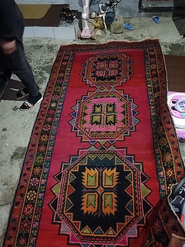 Əl toxuması xalça - Naxış: Mərkəzdə üç ədəd səkkizbucaqlı medalyon