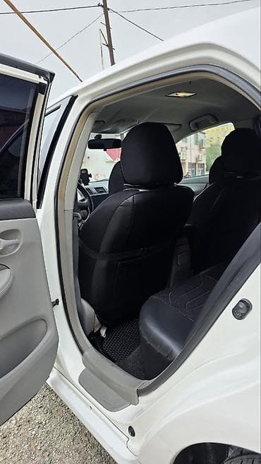 annaite teker: Toyota Corolla XLE/LE sedan – ağ rəng, 4 qapılı, ön/yan aerodinamik — 8