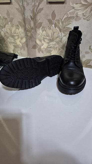 Kişi original dəri çəkmələri – qara rəng, klassik-urban dizayn. 41-42