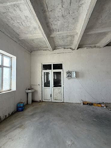 ramanada satilan evler: 340 kv m . 3 cü mertebedir . Lift var. Erazi asfaltdır. Ramana 16 cı — 2
