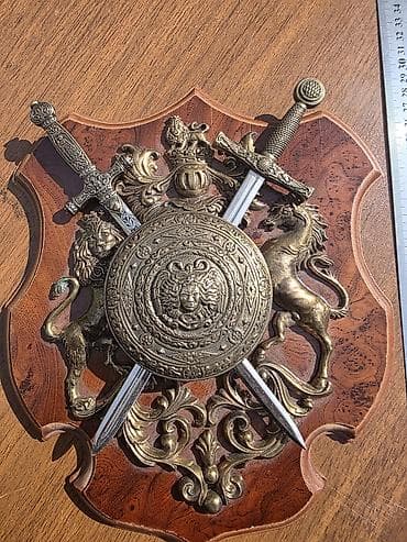 yevro sekilleri: Divar dekoru – dekorativ qalxan və qılınc kompozisiyası - — 1