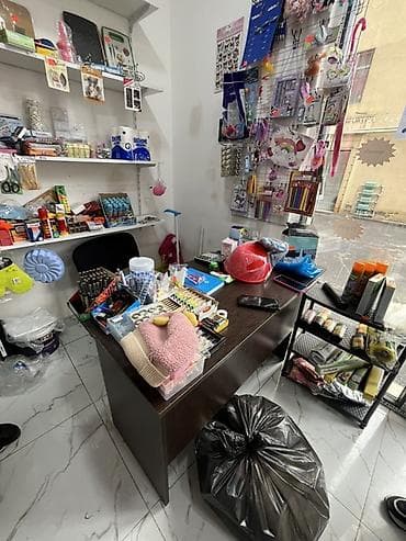 vitrin dolab: Masa 55 azn Divar setkalari her biri 10 azn Ayaqli setka 35 azn Sebet — 2