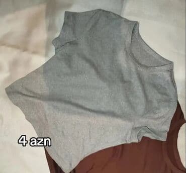 - Boz rəngli qısaqol köynək. Yumşaq trikotaj/parça, yuvarlaq yaxalıq