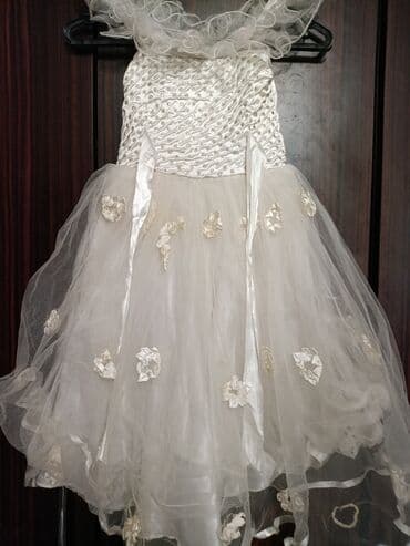 Manejlər: Ağ rəngli qız uşağı üçün ziyafət paltarı - Model: tül ətəkli, çiçək — 1