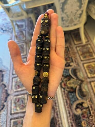 yuxuda sac rezini gormək: Qədimi üslubda, qara rəngdə, kəllə formalı bəzədilmiş təsbeh. Əl — 3