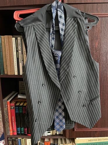 kişi ucun klassik qara kostyum: Ideal veziyetdedi cemi 1 defe geyilinib. Razmer 50 — 2