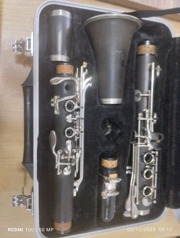 AZ - Clarinets sib-klarnet dəsti, sərt çantada. Komponentlər: -