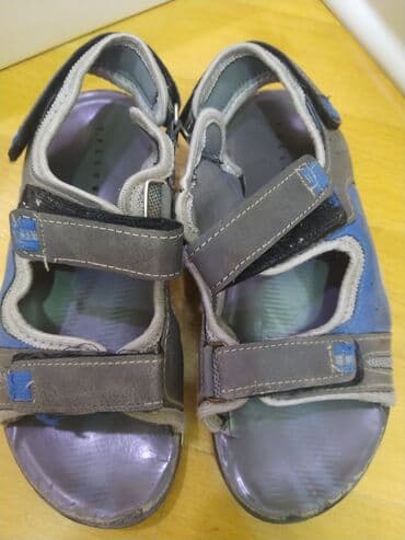 uşaq şəp şəpləri: Cizgi filmi robot personajının təsviri ilə bəzədilmiş qara rəngli uşaq — 4