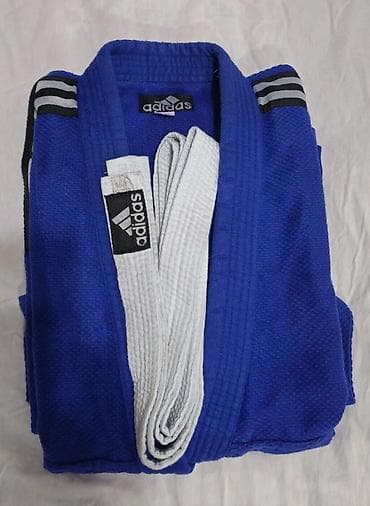 Cido kimonosu. Mavi ağ kəmərli adidas etiketli, cido və məşqləri üçün