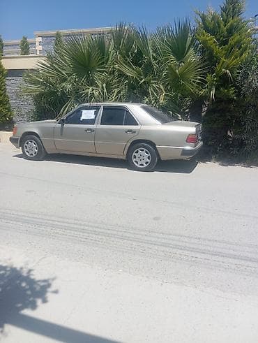 traktor satiwi: Mercedes-Benz sedan, qızılı/bej rəng. Klassik W124 dizaynı ilə 4 — 1