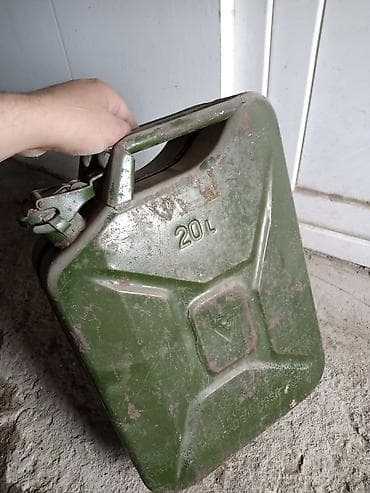 benzin cəni: Metal yanacaq bidonu – 20 litr - Həcm: 20 L (korpusda “20L” qeyd — 2