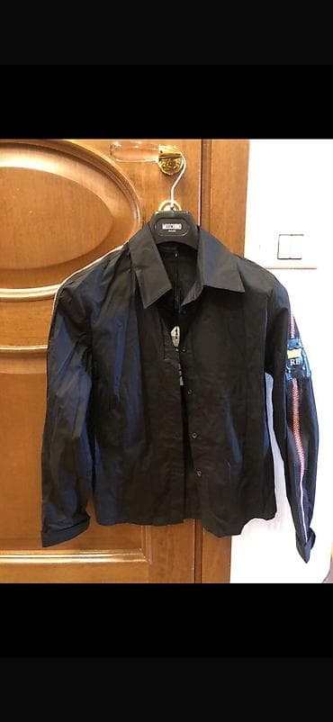 qara halile: • Məhsul: Qara köynək • Brend: Moschino Jeans (askıda brend yazısı — 1