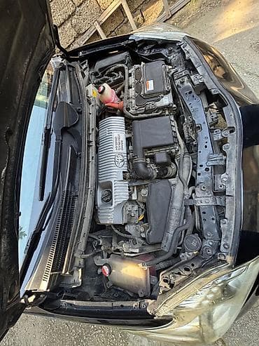 toyota prius c: Toyota Prius, qara rəng, hibrid. Kuzov liftback. Arxa hissədə “Prius” — 5