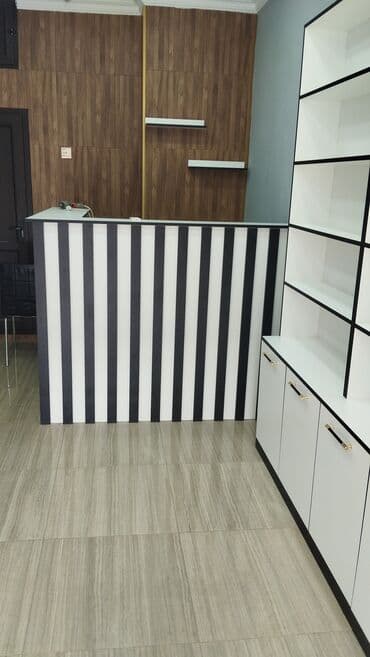 Mağaza üçün mebel dəsti – vitrin rəflər, alt dolablar və qəbul masası