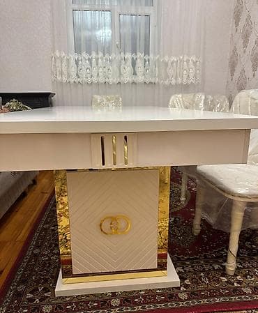 boydan guzgu: Qonaq otağı üçün, İşlənmiş, Açılan, Kvadrat masa, 8 stul — 1